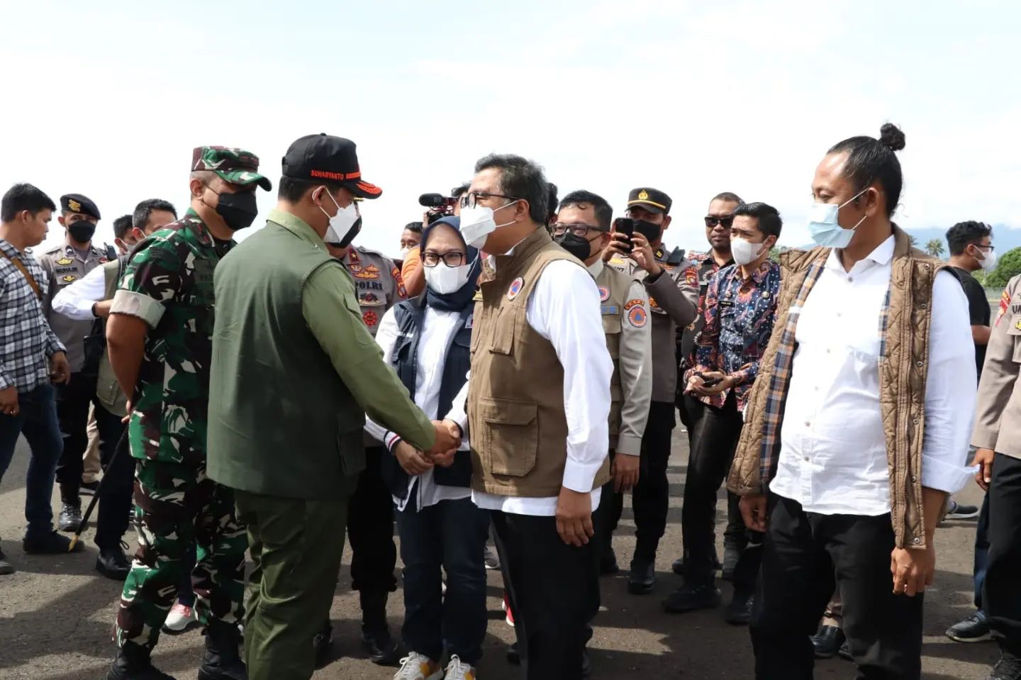 Pantau Kondisi Pasca Gempa di Mamuju, Kepala BNPB Langsung Serahkan Dana Siap Pakai Rp1 Miliar